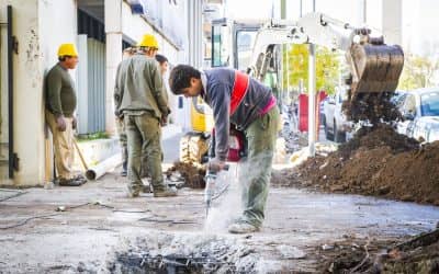 El recambio de los caños de agua y cloacas se realiza en la calle Roca