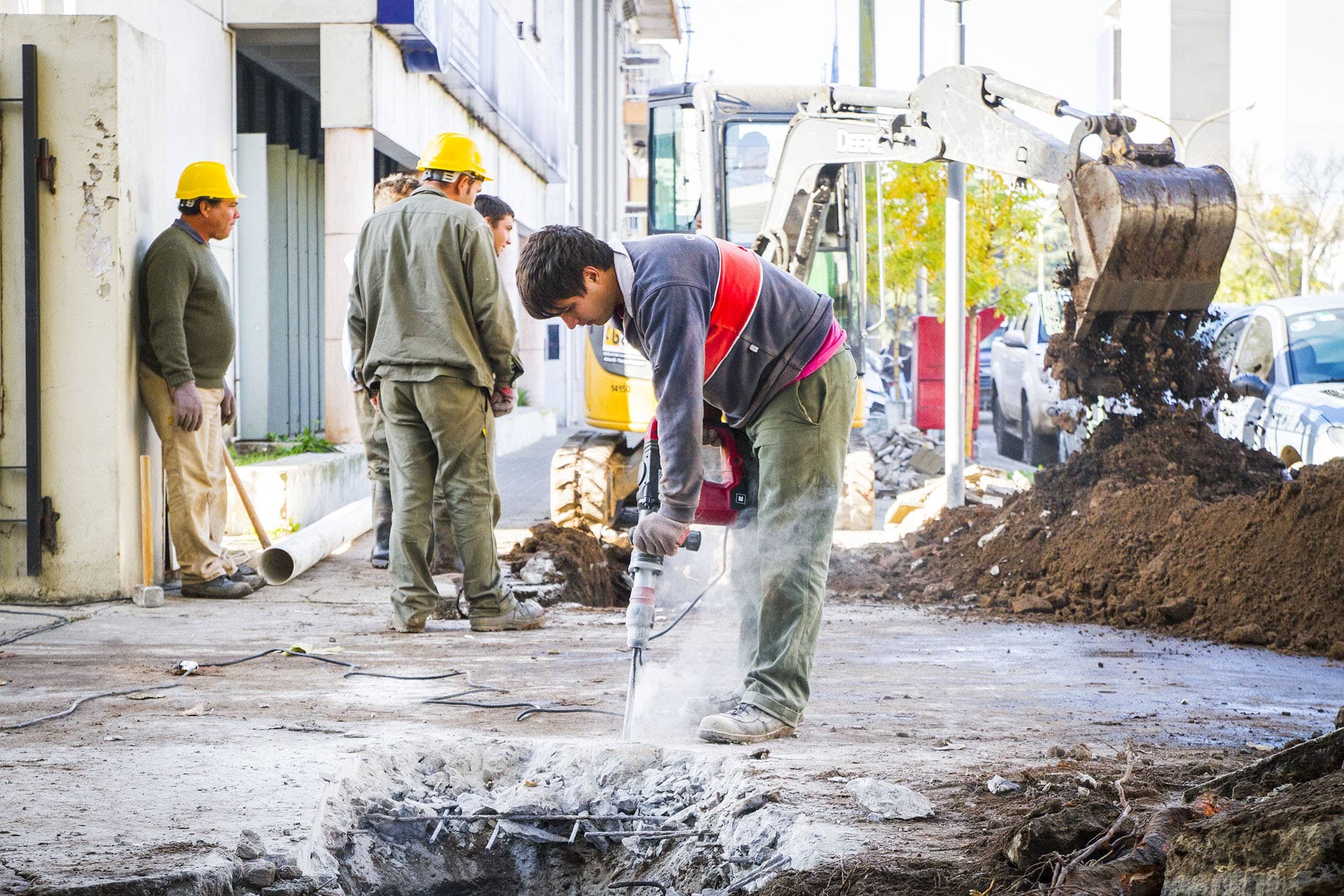 Calde Roco El recambio de los caños de agua y cloacas se realiza en la calle Roca ...