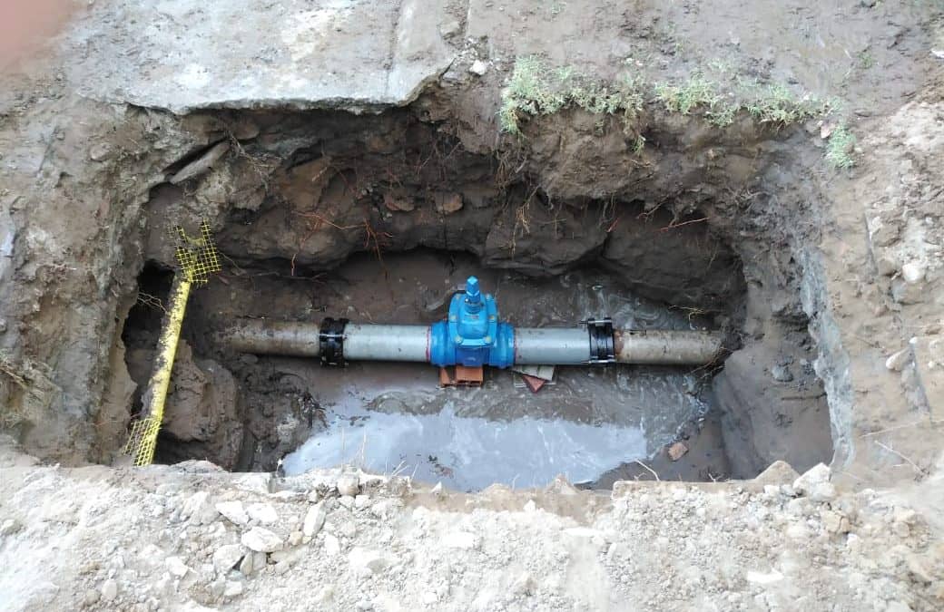 RECAMBIAN VÁLVULAS EN LA RED DE AGUA PARA QUE A FUTURO SE PUEDAN HACER REPARACIONES SIN CORTAR EL SERVICIO EN TODA LA CIUDAD