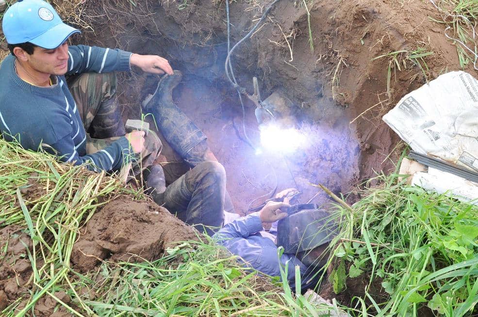 Arreglan dos roturas de caño sobre la ruta 5