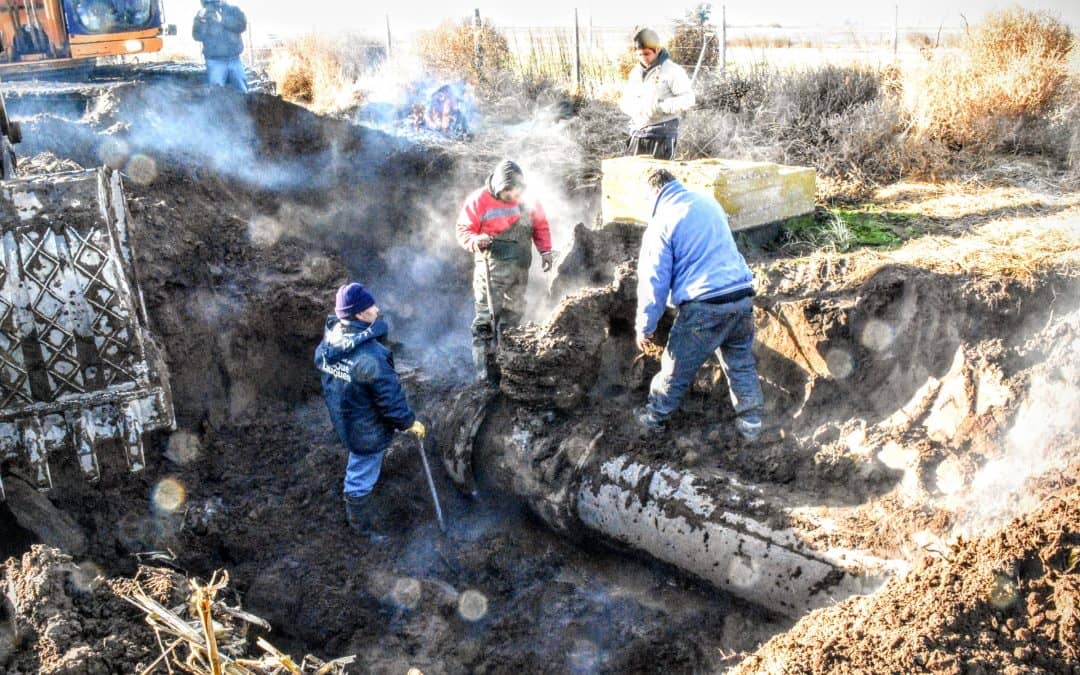 EL MUNICIPIO REPARA UN ACUEDUCTO QUE UNE MARI LAUQUEN Y TRENQUE LAUQUEN