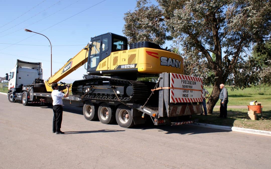 La ciudad de 30 de Agosto recibió una retroexcavadora