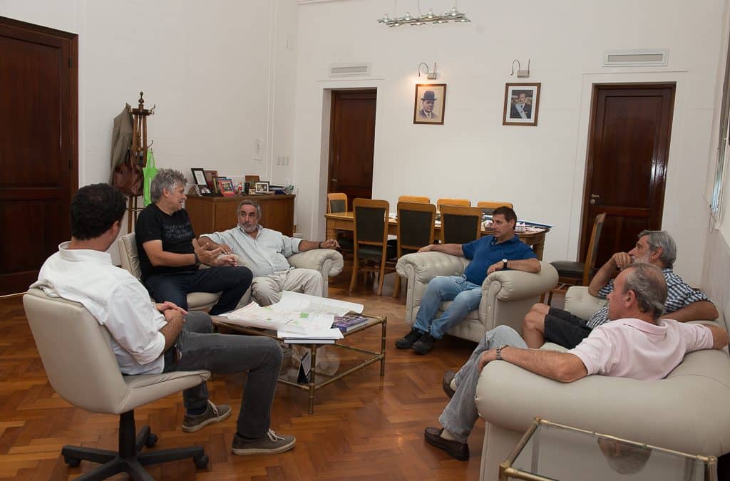 Fernández y funcionarios se reunieron con representantes del Club Barrio Alegre