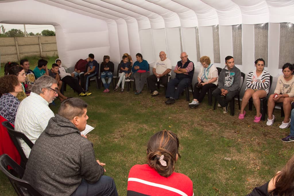 Fernández y funcionarios se reunieron con vecinos del barrio Esperanza ...