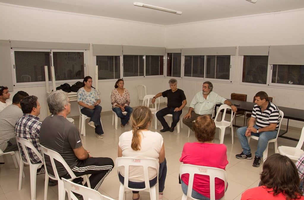 Fernández y funcionarios se reunieron con vecinos del Barrio La Lonja