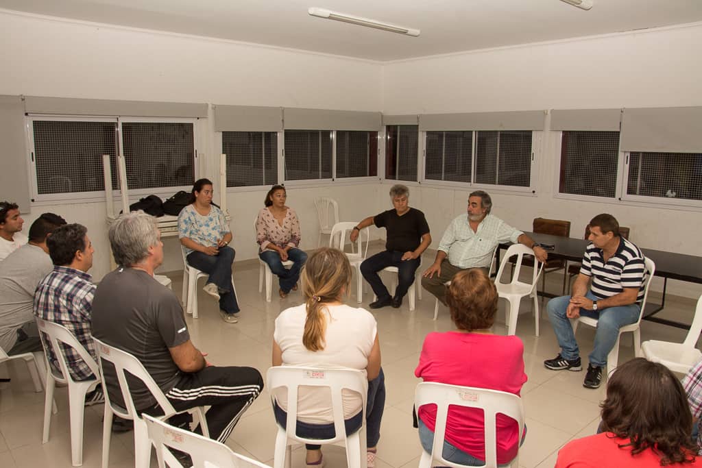 Fernández y funcionarios se reunieron con vecinos del Barrio La Lonja ...