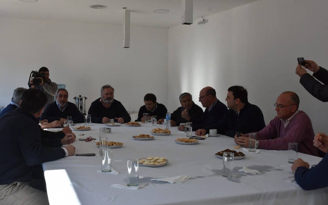 EL INTENDENTE MIGUEL FERNÁNDEZ Y SUS PARES DE LA REGIÓN SE REUNIERON HOY (JUEVES) CON EL MINISTRO JOAQUÍN DE LA TORRE