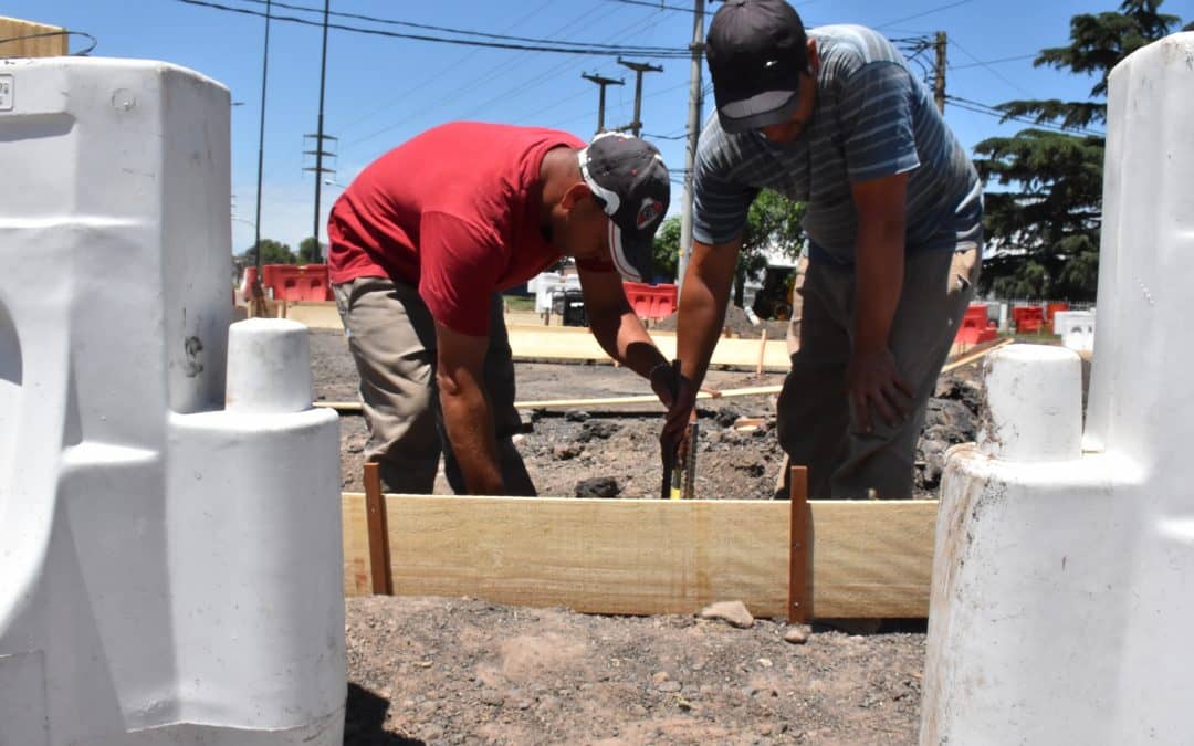 El acceso principal ya cuenta con iluminación Led, una rotonda y el 40% de asfalto