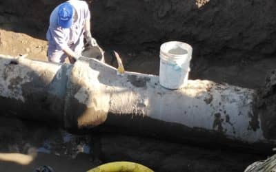 POR UNA PÉRDIDA, SE REPARA EL ACUEDUCTO MARI LAUQUEN-TRENQUE LAUQUEN A LA ALTURA DEL KM. 458 DE LA RUTA NACIONAL Nº5