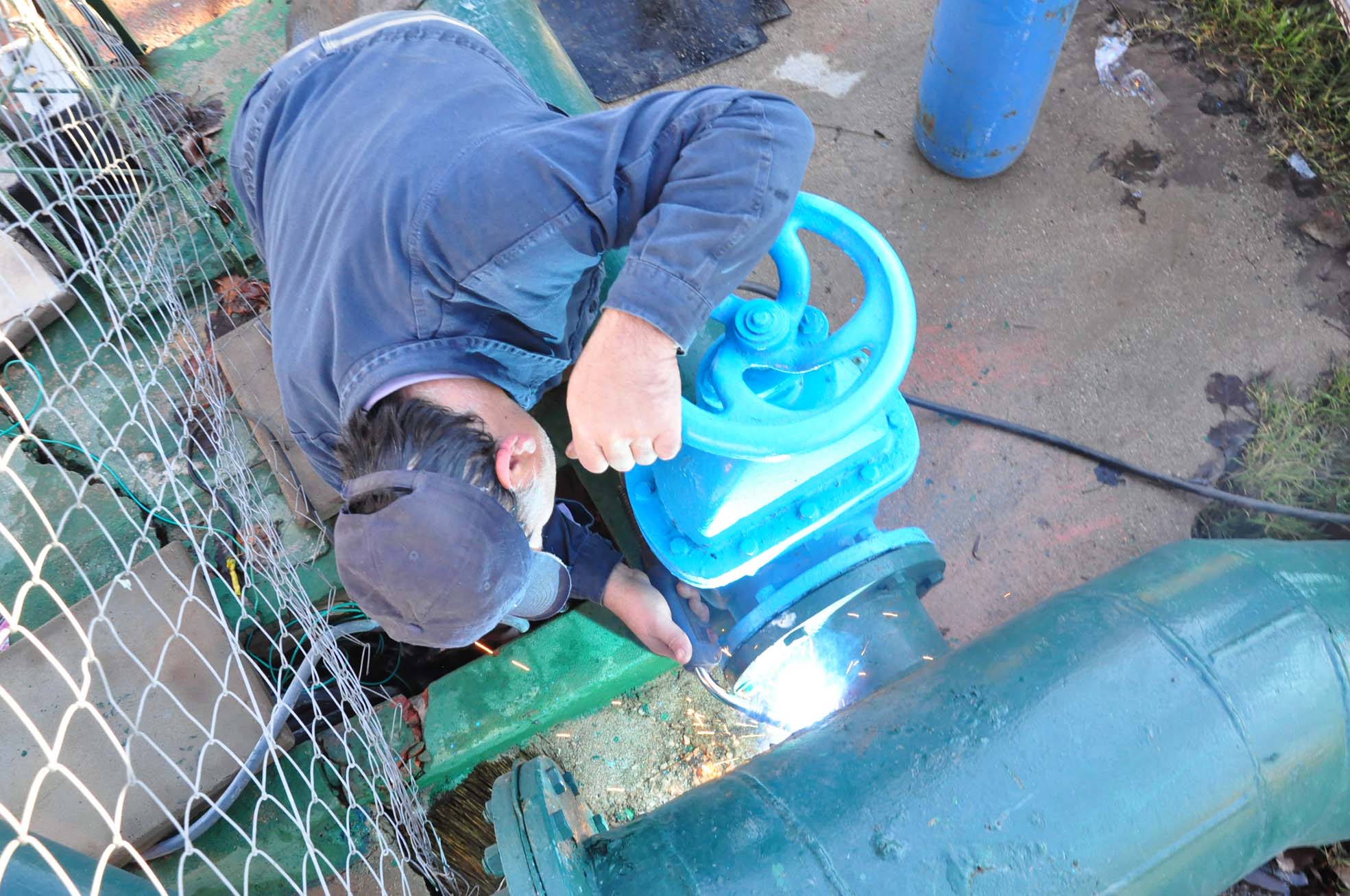 Reparación de un caño en Obras Sanitarias