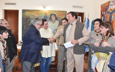 FERNÁNDEZ ENTREGÓ AL GRUPO SCOUT SAN MARTÍN DE PORRES UN SUBSIDIO DE 40 MIL PESOS DEL SENADO DE LA PROVINCIA