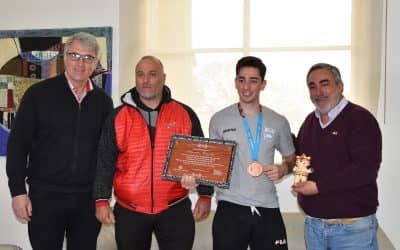 FERNÁNDEZ RECIBIÓ AL KARATECA SEBASTIÁN GONZALEZ LUEGO DE OBTENER LA MEDALLA DE BRONCE EN LOS JUEGOS PANAMERICANOS