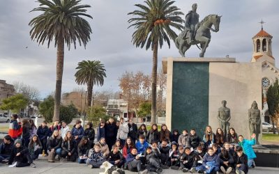 ESTUDIANTES DE LA SECUNDARIA Nº 10 REALIZARON UNA VISITA GUIADA A LA PLAZA SAN MARTÍN