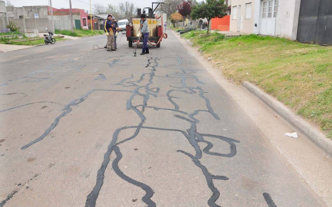 El Municipio sella el pavimento agrietado en distintos puntos de la ciudad