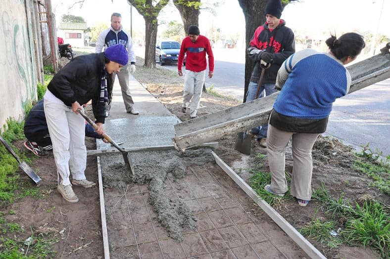 El Municipio construye sendas peatonales en los pasos a nivel