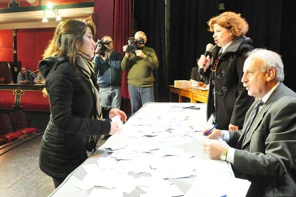 El Municipio sorteó hoy 8 viviendas en el Teatro