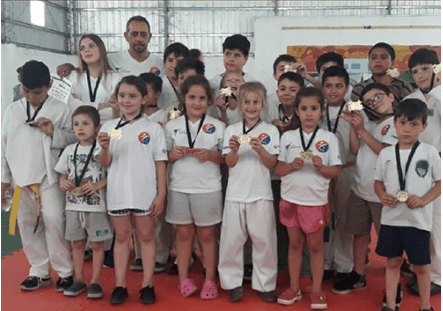 ALUMNOS DE LA ESCUELA DE TAEKWONDO MUNICIPAL PARTICIPARON DE UN ENCUENTRO EN MONES CAZÓN