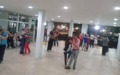 LA FRESCA NOCHE DEL PATIO DEL CENTRO CÍVICO TUVO AYER (MIÉRCOLES) EL ABRIGO DE TANGO EN LA CALLE