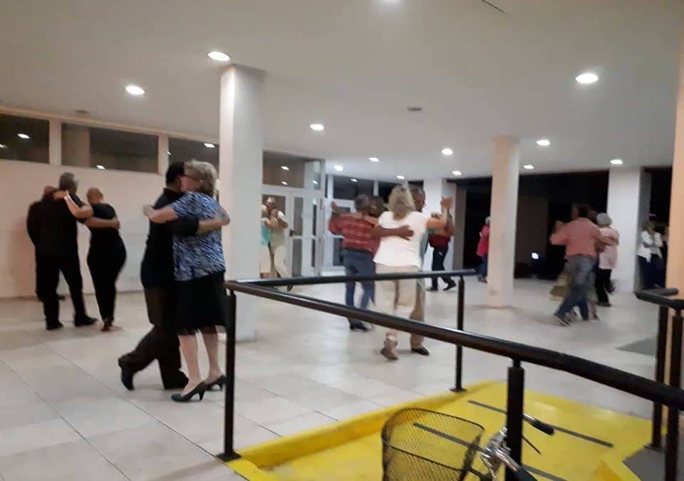 NOCHE DE MIERCOLES, NOCHE DE «TANGO EN LA CALLE» EN LA IMPROVISADA PISTA DEL PATIO DEL CENTRO CIVICO