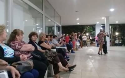 LA NOCHE DE LOS MIÉRCOLES EL PATIO DEL CENTRO CÍVICO SE CAMINA AL COMPÁS DE TANGO EN LA CALLE