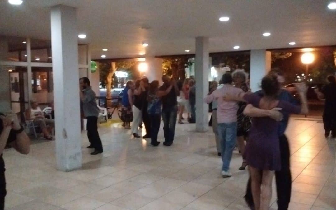LA LLUVIA NO FUE FRENO PARA «TANGO EN LA CALLE»: EN SU SEGUNDA NOCHE HUBO MAS GENTE QUE EN EL DEBUT