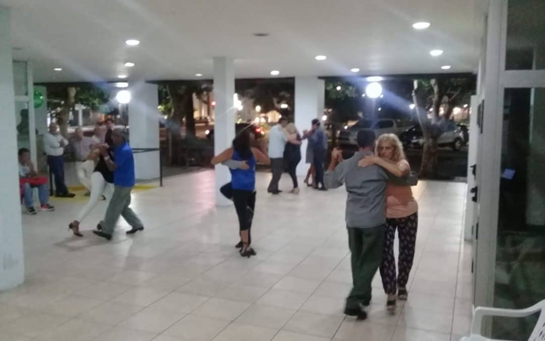 «TANGO EN LA CALLE» LATIÓ ANOCHE (MIÉRCOLES) OTRA VEZ EN EL CORAZÓN DEL CENTRO CÍVICO