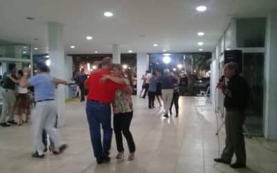 LA VOZ DE MARIO BARETTA ENVOLVIÓ CON SU SENTIMIENTO MILONGUERO LA NOCHE DE «TANGO EN LA CALLE»