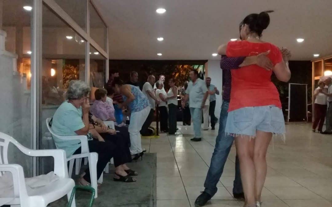 LA NOCHE DE LOS MIÉRCOLES SE BAILA EN EL PATIO DEL CENTRO CIVICO AL COMPAS DE “TANGO EN LA CALLE”