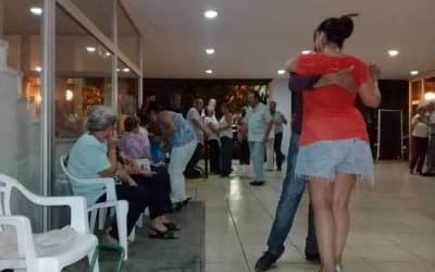 LA NOCHE DE LOS MIÉRCOLES SE BAILA EN EL PATIO DEL CENTRO CIVICO AL COMPAS DE “TANGO EN LA CALLE”