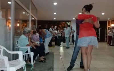 “TANGO EN LA CALLE”, LA CITA MILONGUERA GRATUITA QUE EMPEZÓ A CRECER EN EL PATIO DEL CENTRO CIVICO