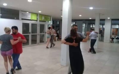 LA NOCHE DE LOS MIÉRCOLES SE BAILA EN EL PATIO DEL CENTRO CIVICO AL COMPÁS DE “TANGO EN LA CALLE”