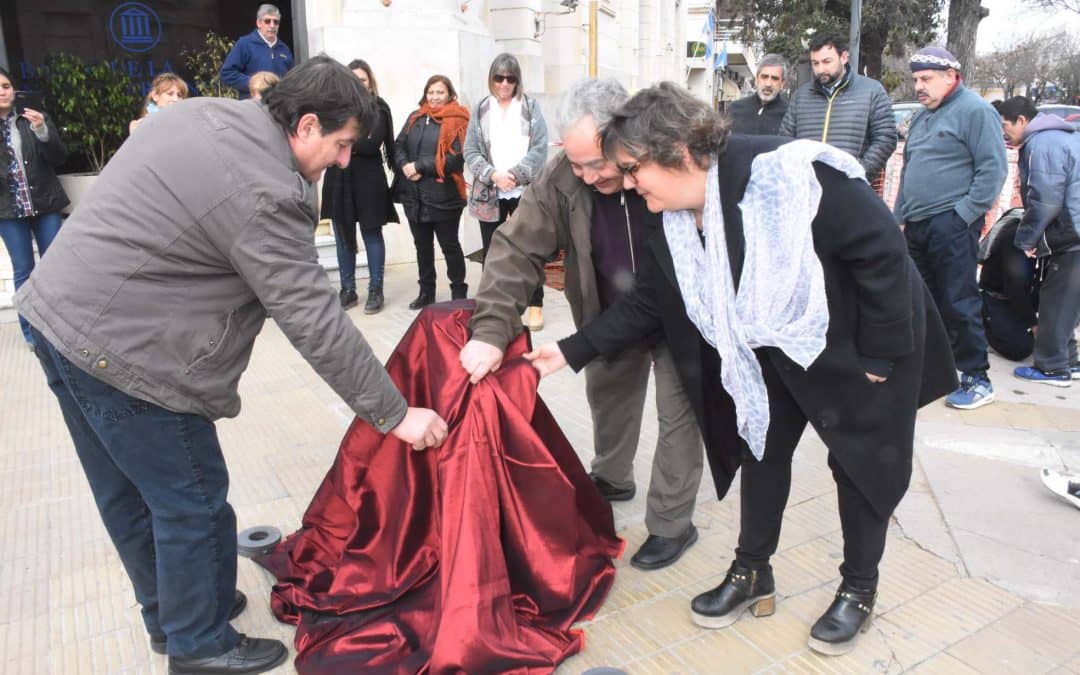 SE COLOCÓ LA PRIMERA TAPA DE FUNDICIÓN DE DESAGUES CON IMPRONTA ARTISTICA LOCAL