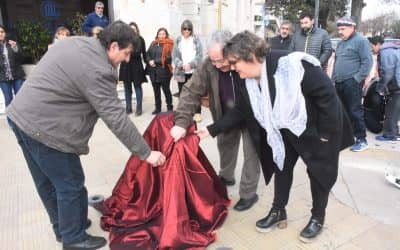 SE COLOCÓ LA PRIMERA TAPA DE FUNDICIÓN DE DESAGUES CON IMPRONTA ARTISTICA LOCAL