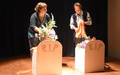 “MUERTOS DE RISA”, UNA OBRA CON BUEN HUMOR Y MEJORES ACTUACIONES SOBRE EL ESCENARIO DE LA CASA DE LA CULTURA