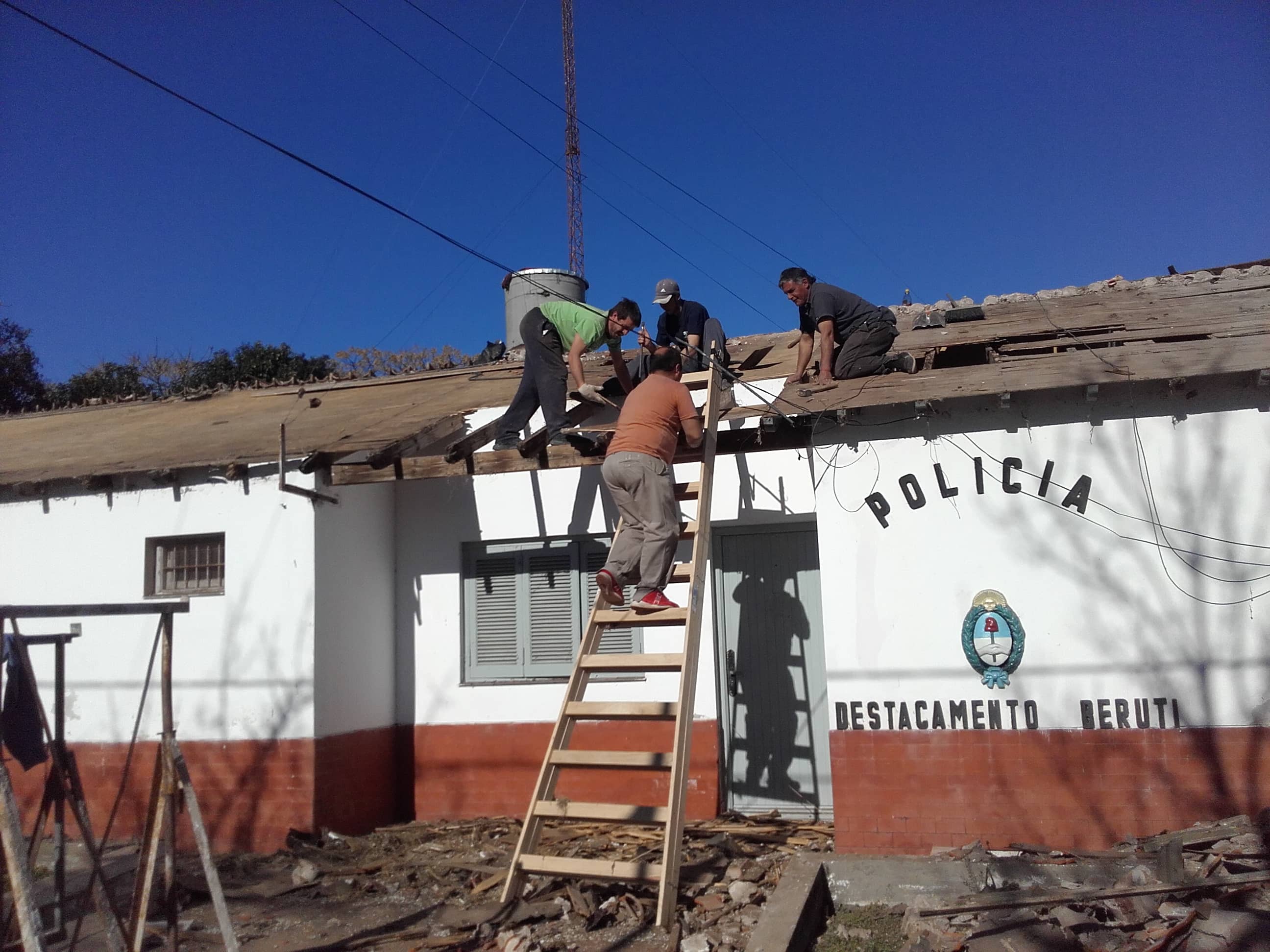 Reparaciones en el techo del destacamento policial de Berutti