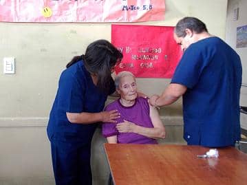 Comenzó la campaña de vacunación antigripal con el personal de salud y Hogar Castella