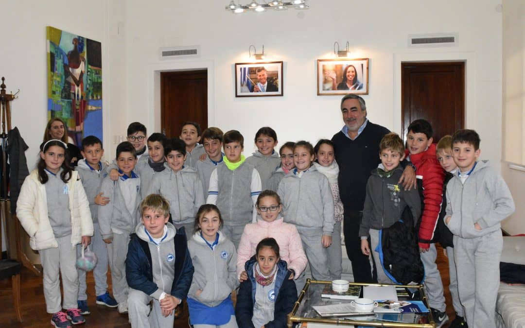 ALUMNOS DE 4º AÑO DE NIVEL PRIMARIO DEL COLEGIO NUEVOS AYRES ENTREVISTARON AL INTENDENTE EN SU DESPACHO