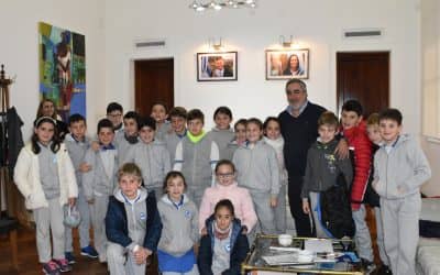 ALUMNOS DE 4º AÑO DE NIVEL PRIMARIO DEL COLEGIO NUEVOS AYRES ENTREVISTARON AL INTENDENTE EN SU DESPACHO