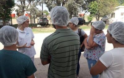ALUMNOS DEL CURSO DE INTRODUCCIÓN AL TRABAJO SE REUNIERON CON EMPRENDEDORES Y VISITARON UNA FÁBRICA LÁCTEA LOCAL