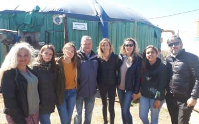VISITA A CARLOS TEJEDOR PARA VER CÓMO FUNCIONA UN BIODIGESTOR QUE GENERA BIOGÁS Y BIOFERTILIZANTE CON ESTIÉRCOL BOVINO