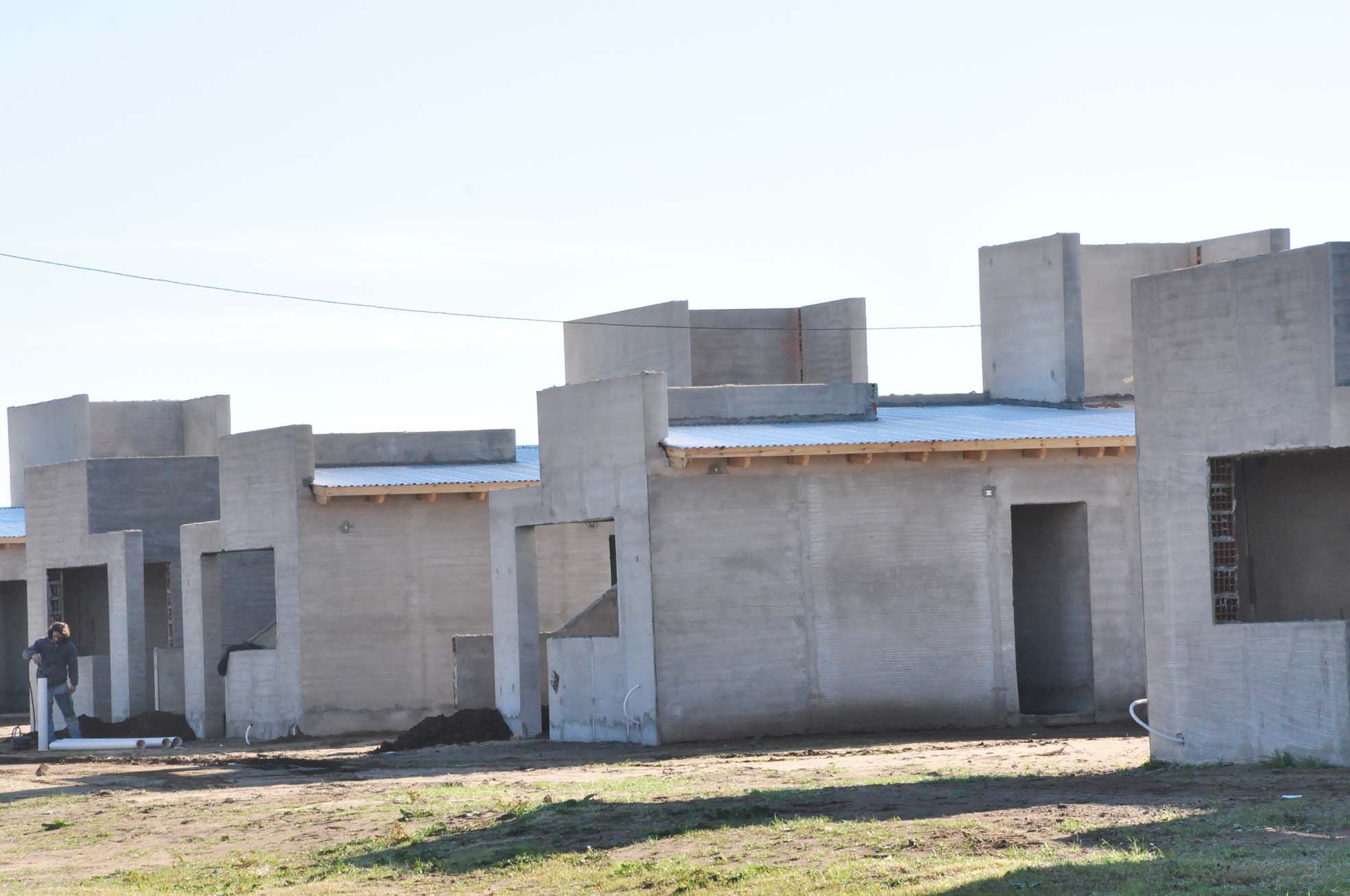 Colocan aberturas y techos en viviendas de la Ampliación Urbana